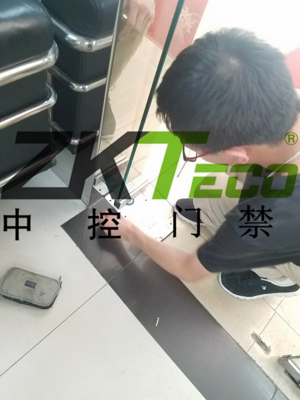 中控門禁公司在越秀區(qū)更換玻璃門彈簧，調(diào)維修玻璃門
